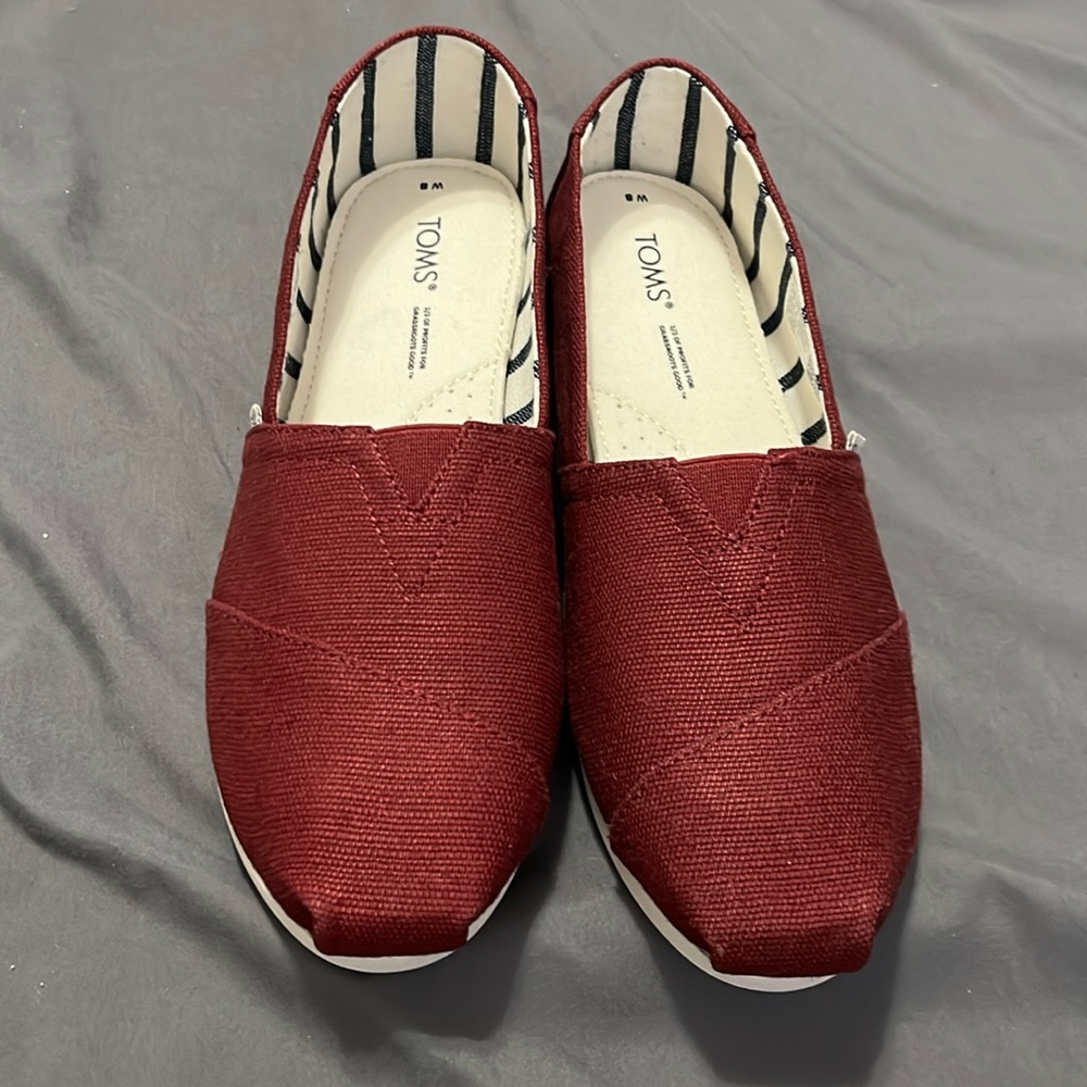Tom’s Casual Flats Size 8 Women Burgundy Red Slip On Everyday Cushioned NWOT